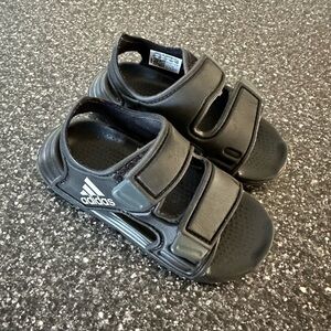 Unisex Adidas Velcro sandals size 6 kids